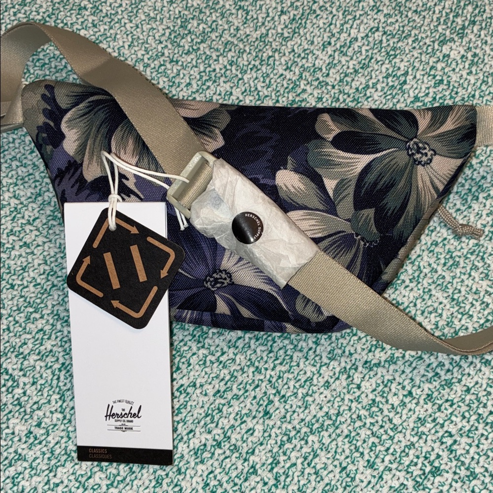 NWT Herschel Supply Classic Hip Pack Floral - Picture 5 of 10